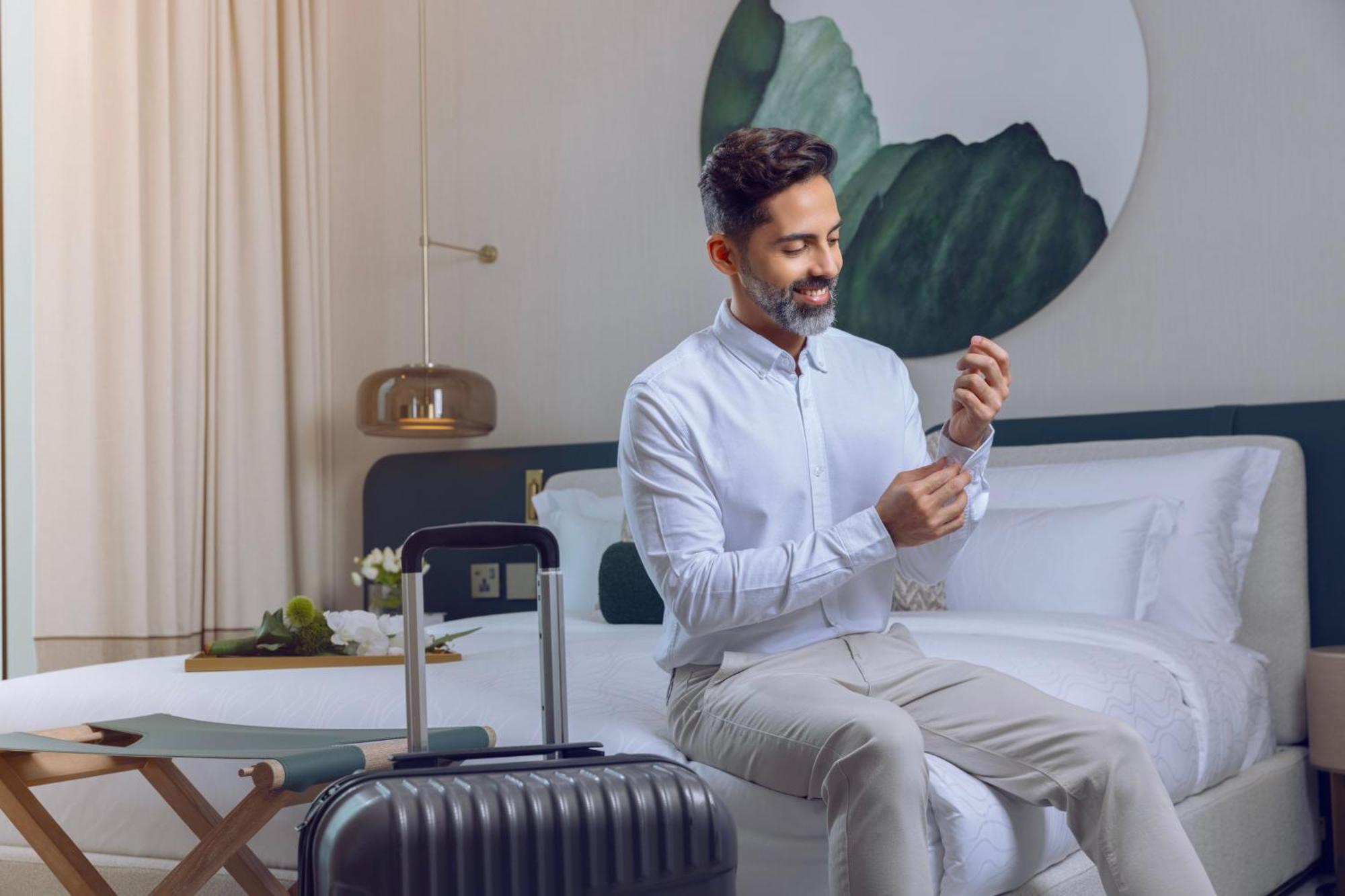 Onyx Rotana 호텔 마나마 외부 사진 A man using a mobile phone