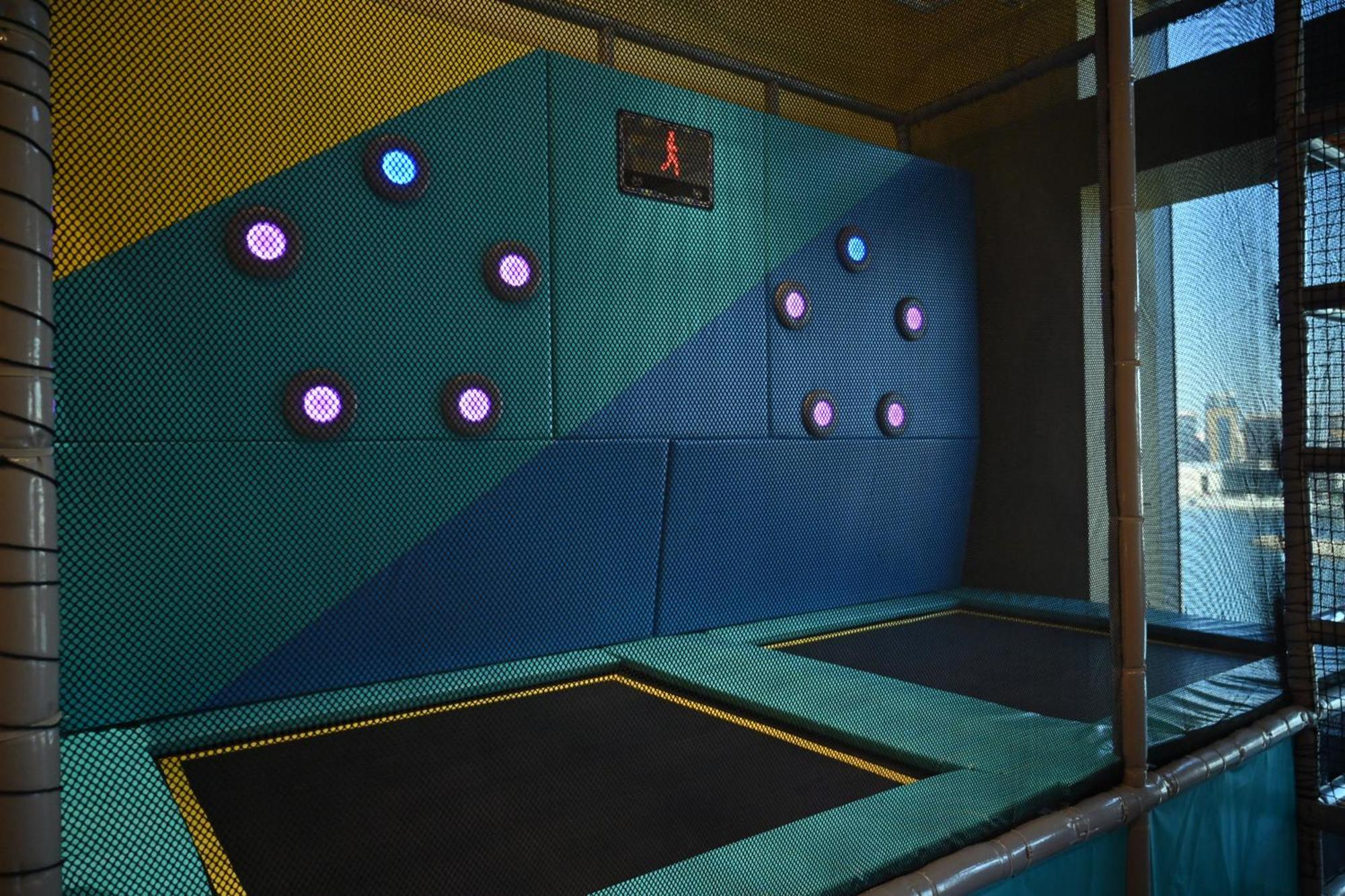 Onyx Rotana 호텔 마나마 외부 사진 Climbing wall