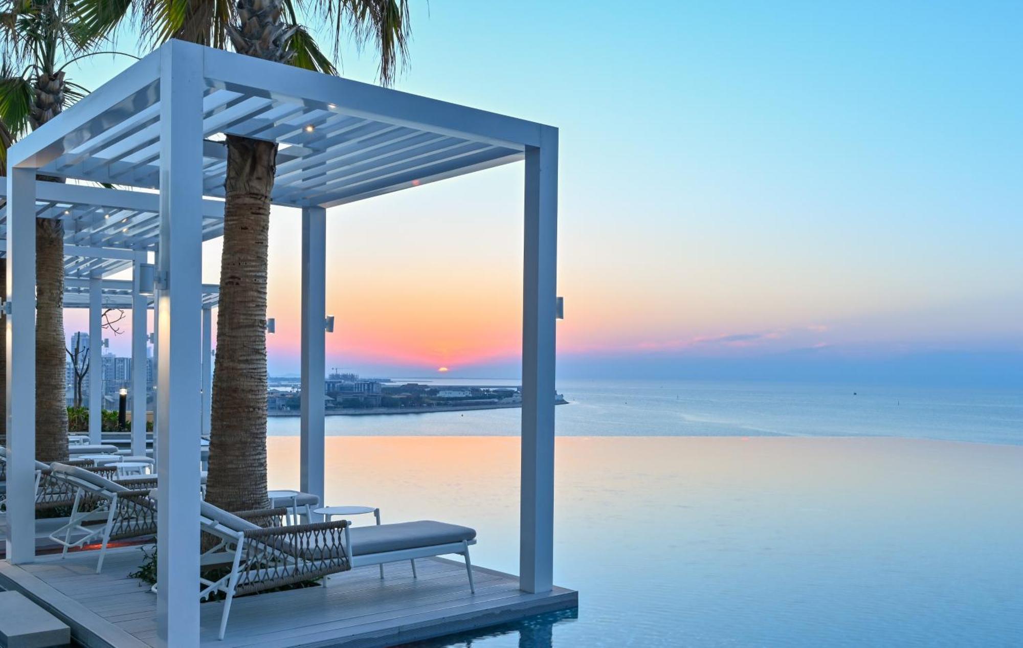 Onyx Rotana 호텔 마나마 외부 사진 Sunset at the pool