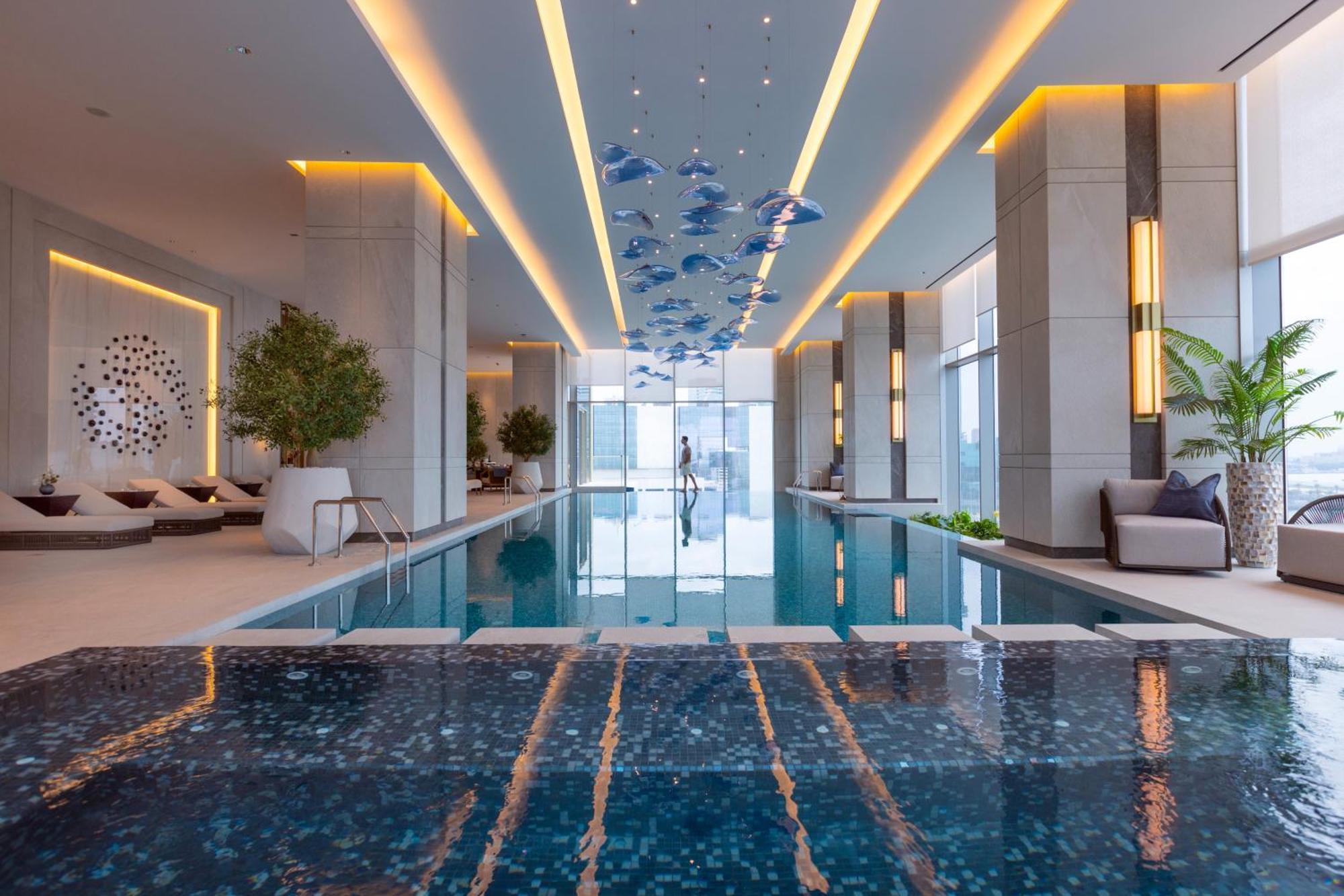 Onyx Rotana 호텔 마나마 외부 사진 The swimming pool at the Ritz-Carlton, DIFC
