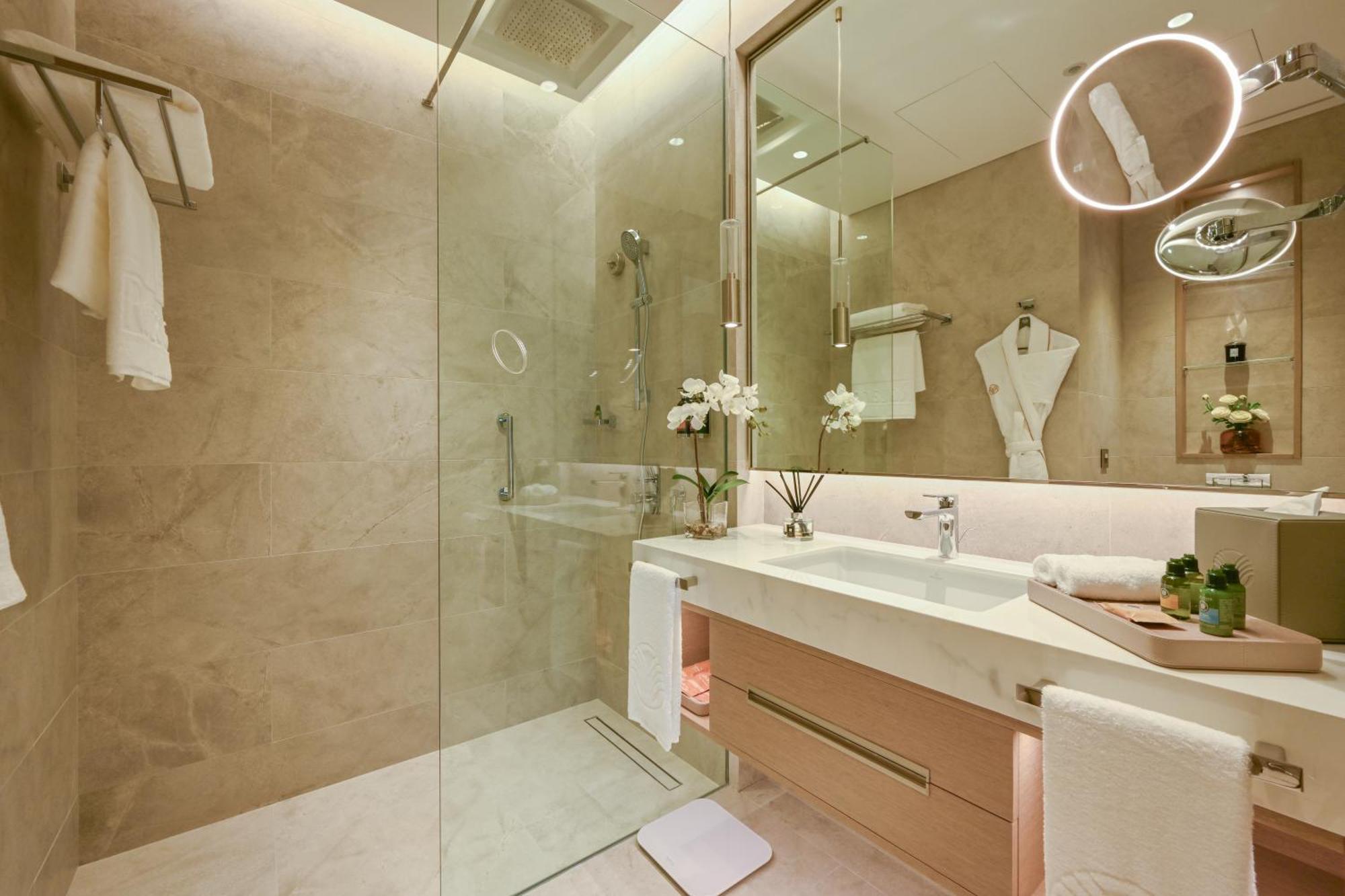 Onyx Rotana 호텔 마나마 외부 사진 A bathroom in a hotel